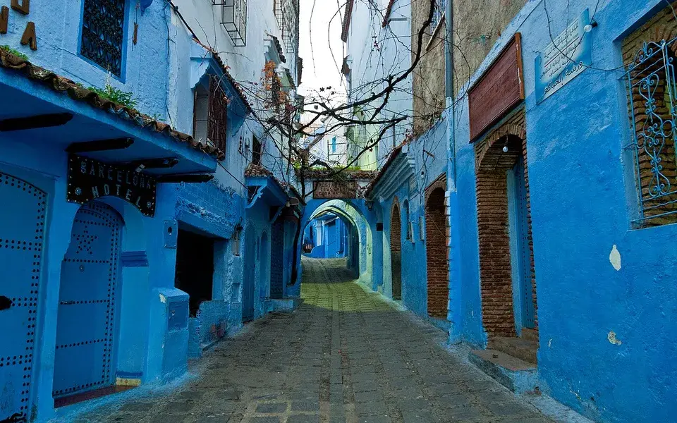 Blau gestrichene Gasse in Chefchaouen, Marokko